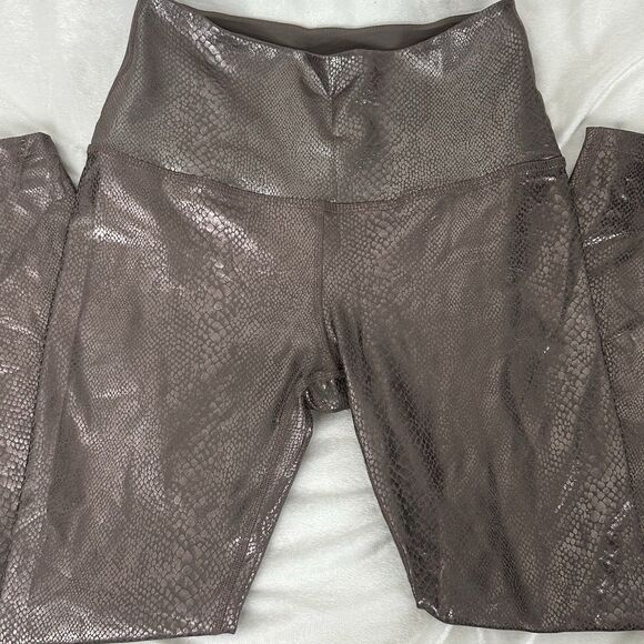 Beyond Yoga Viper Snake High Waisted 7/8 Leggings & First Class Cropped Tank s - Picture 15 of 16